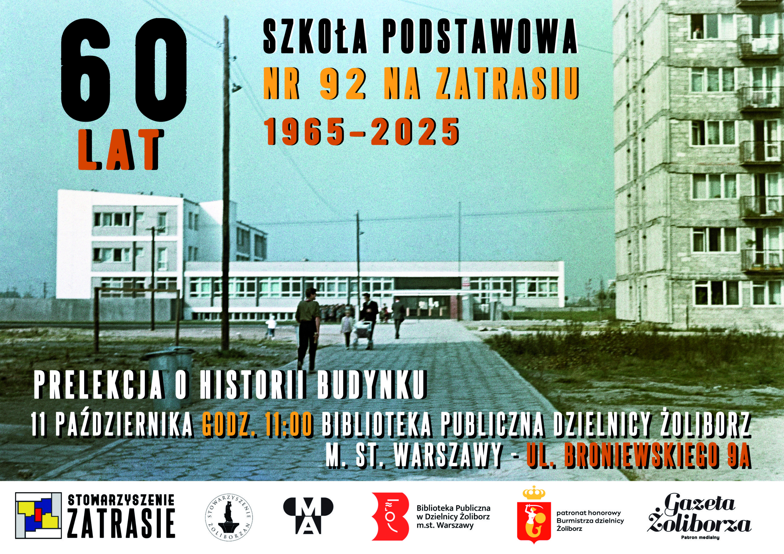 Plakat promujący wydarzenie z okazji 60-lecia Szkoły Podstawowej nr 92 na Zatrasiu (1965–2025). W tle znajduje się archiwalne zdjęcie szkoły i okolicznych bloków z lat 60., przedstawiające ludzi idących w kierunku budynku szkolnego. Na plakacie widnieje tekst: 60 lat Szkoła Podstawowa nr 92 na Zatrasiu 1965–2025. Prelekcja o historii budynku – 11 października, godz. 11:00, Biblioteka Publiczna Dzielnicy Żoliborz m.st. Warszawy – ul. Broniewskiego 9A. Organizatorzy i partnerzy wydarzenia: Stowarzyszenie Zatrasie, Stowarzyszenie Żoliborz, Centrum Architektury, Biblioteka Publiczna w Dzielnicy Żoliborz m.st. Warszawy, patronat honorowy Burmistrza Dzielnicy Żoliborz, Gazeta Żoliborza – patron medialny.