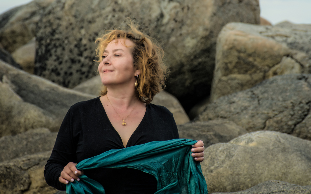 zdjecie elżbiety cherezińskiej - kobieta patrzy w bok na tle skał