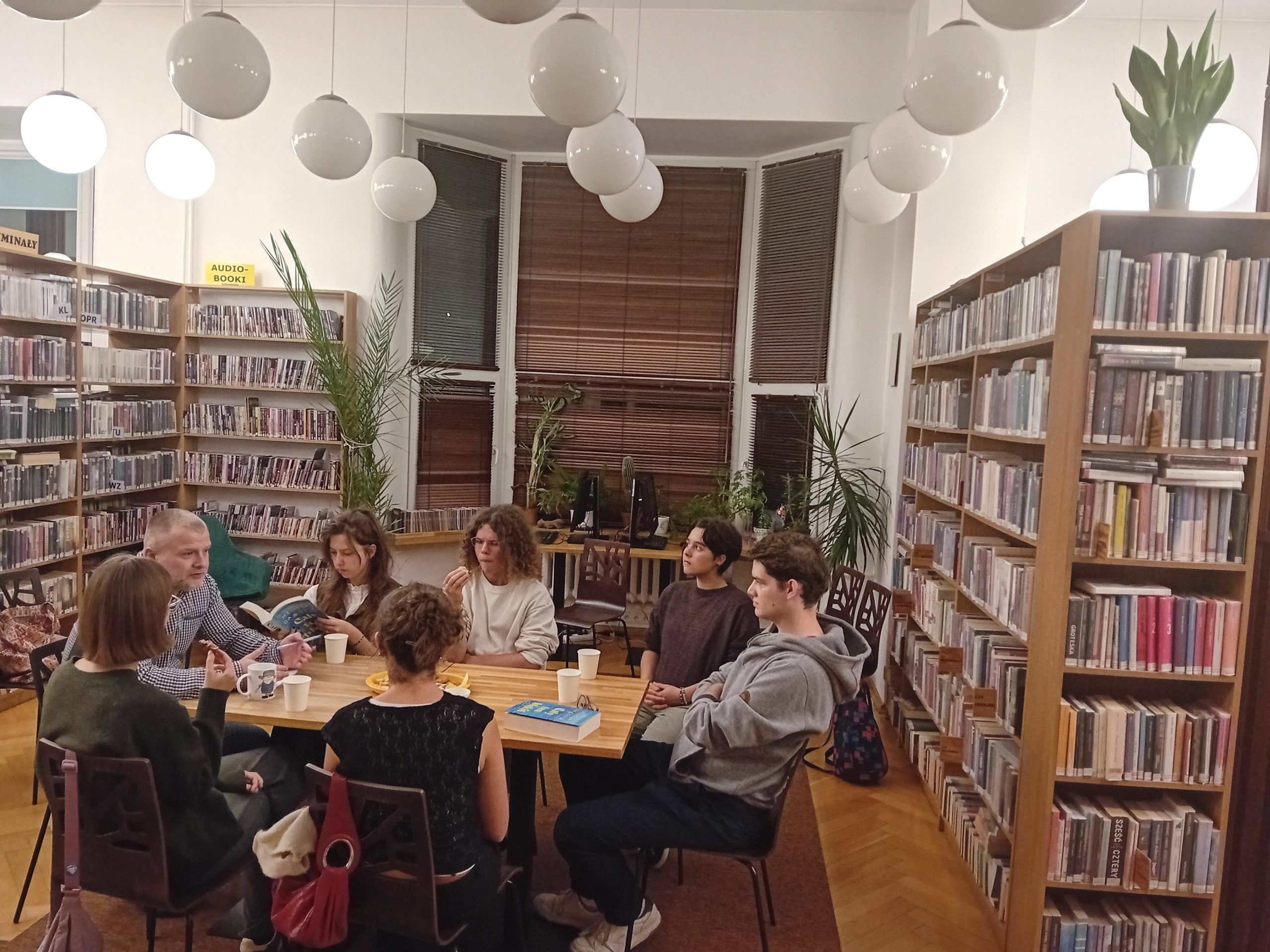 grafika wyróżniająca przedstawiająca uczestników spotkania Młodzieżowego Dyskusyjnego Klubu Książki które odbyło się 29 października 2025 r.