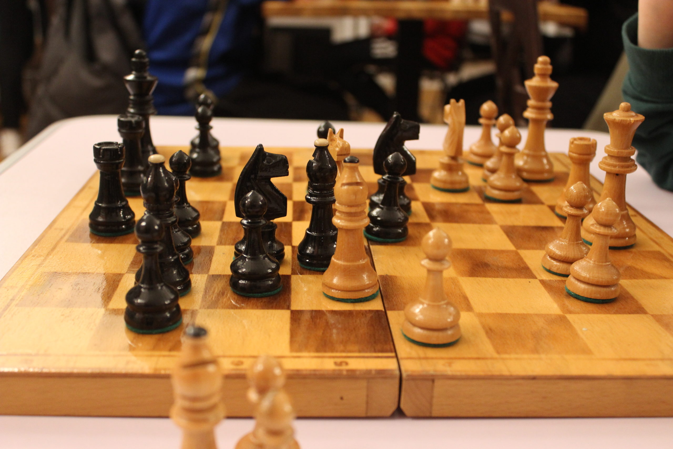 grafika wyróżniająca przedstawiająca bierki szachowe podczas gry