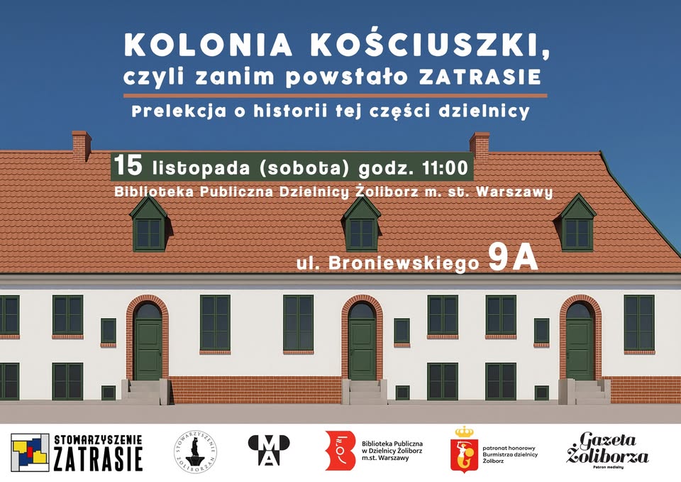 Grafika promująca prelekcję historyczną. Na niebieskim tle widnieje tekst: „Kolonia Kościuszki, czyli zanim powstało Zatrzysie. Prelekcja o historii tej części dzielnicy”. Poniżej podany jest termin wydarzenia: „15 listopada (sobota) godz. 11:00” oraz miejsce: „Biblioteka Publiczna Dzielnicy Żoliborz m.st. Warszawy, ul. Broniewskiego 9A”. Centralną część grafiki zajmuje ilustracja długiego budynku z ceglastym, spadzistym dachem i zielonymi drzwiami oraz oknami. U dołu znajdują się logotypy organizatorów i partnerów, w tym Stowarzyszenie Zatrasie i Biblioteka Publiczna w Dzielnicy Żoliborz.