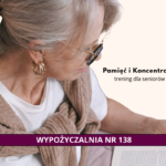 Starsza kobieta w okularach czyta książkę; na grafice widoczny jest napis ‘Pamięć i Koncentracja – trening dla seniorów’ oraz ‘Wypożyczalnia nr 138’