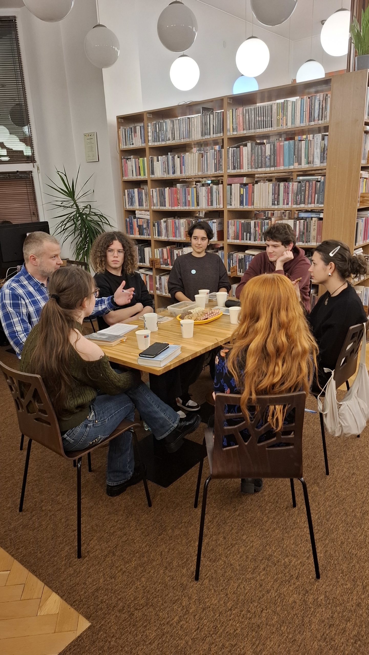 zdjęcie przedstawiające uczestników Młodzieżowego Dyskusyjnego Klubu Książki podczas którego omawialiśmy powieść Alberta Camusa pt. "Obcy"