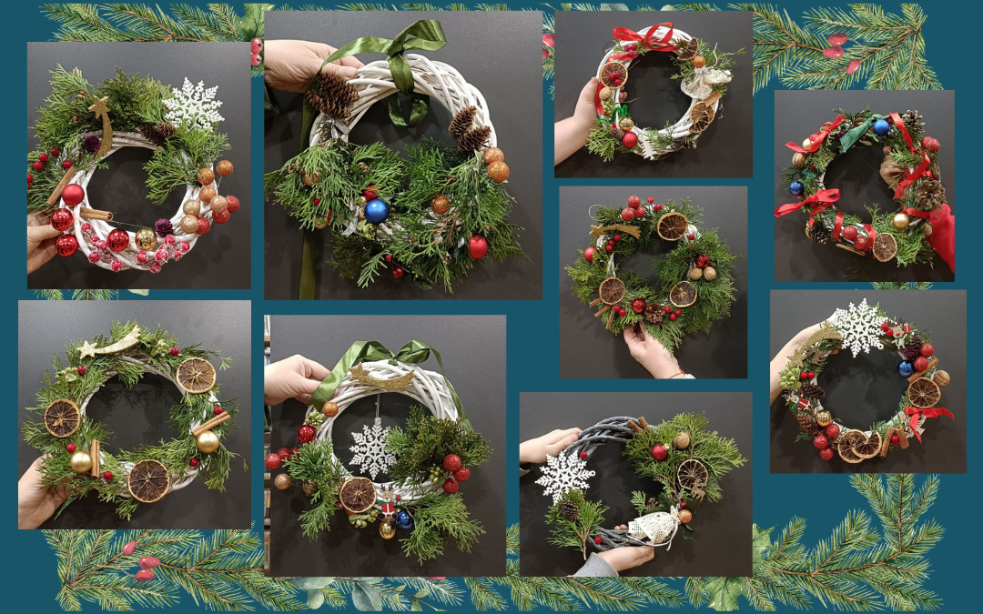 ilustracja przedstawiająca kolaż zdjęć na ciemnozielonym tle. Na zdjęciach są efekty końcowe warsztatów artystycznych - gotowe świąteczne wieńce udekorowane różnymi ozdobami i gałązkami tui.