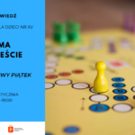 Plakat zapowiadający wydarzenie „Zima w mieście” w Bibliotece dla Dzieci nr XV. Po lewej stronie na niebieskim tle informacje: „Planszowy piątek”, daty 23 i 30 stycznia, godz. 12:00–19:00. Po prawej zdjęcie pionków ustawionych na planszy. Na dole logotypy Biblioteki Publicznej w Dzielnicy Żoliborz m.st. Warszawy oraz miasta stołecznego Warszawy.