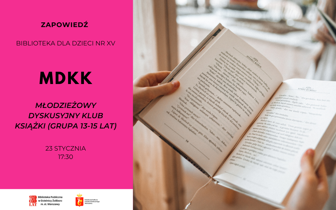 Plakat promocyjny wydarzenia w bibliotece. Lewa część w intensywnym różowym kolorze zawiera informacje: ‘Zapowiedź. Biblioteka dla Dzieci nr XV. MDKK – Młodzieżowy Dyskusyjny Klub Książki (grupa 13–15 lat). 23 stycznia, 17:30’. Na dole widoczne są logotypy instytucji. Prawa część przedstawia zbliżenie na dłonie trzymające otwartą książkę.