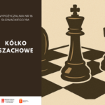 Plakat zachęcający do udziału w Kółku Szachowym. Przedstawia bierki szachowe i napis "Kółko szachowe - każdy wtorek 17:00-19.00"