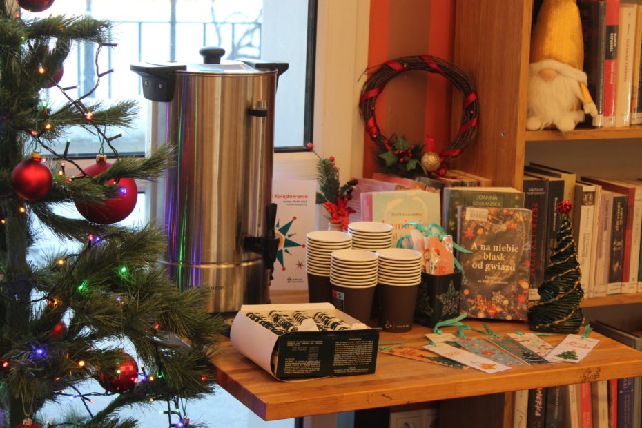 fotografia przedstawia fragment wnętrza Wypożyczalni nr 16 na Żoliborzu