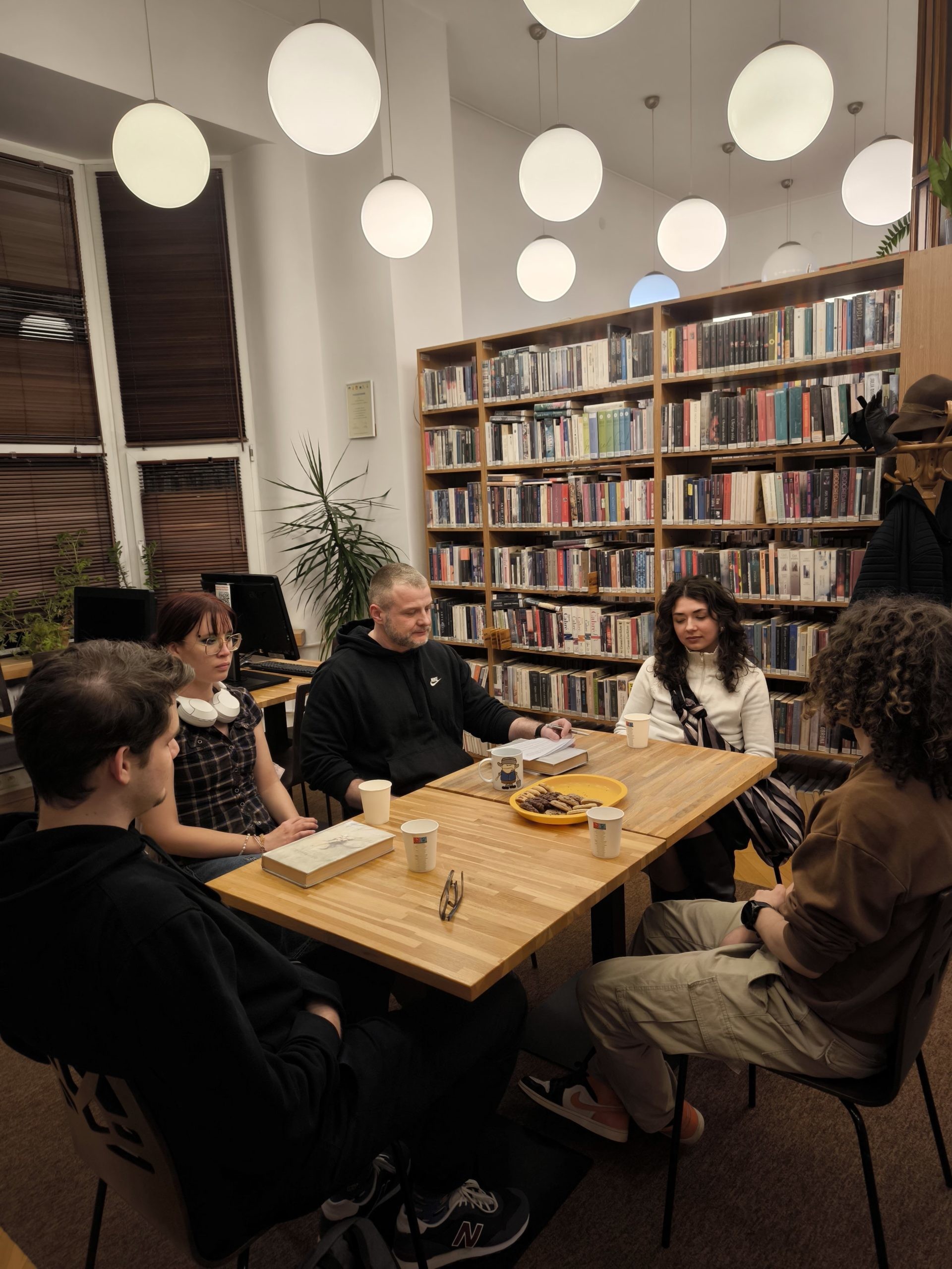 grafika przedstawiająca uczestników młodzieżowego dyskusyjnego klubu książki podczas omawiania książki "Posłaniec" Markusa Zusaka