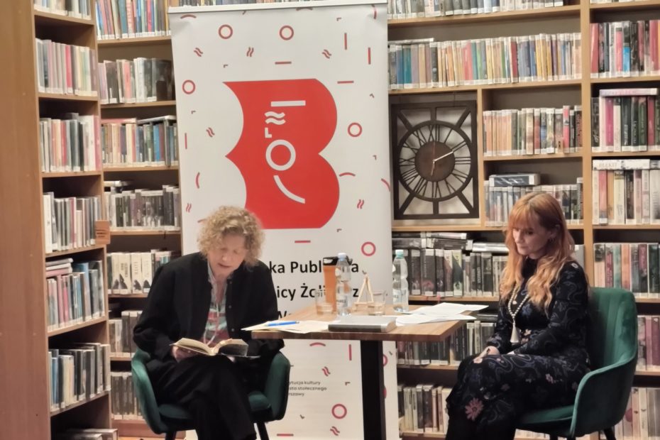 fotografia przedstawia pisarkę joannę mizielińską w trakcie rozmowy z czytelnikami z Wypożyczalni nr 16