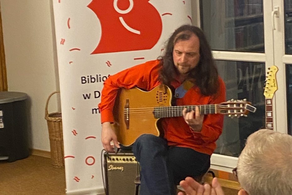 na fotografii uchwycono muzyka, kompozytora Macieja Wieżyńskiego z gitarą