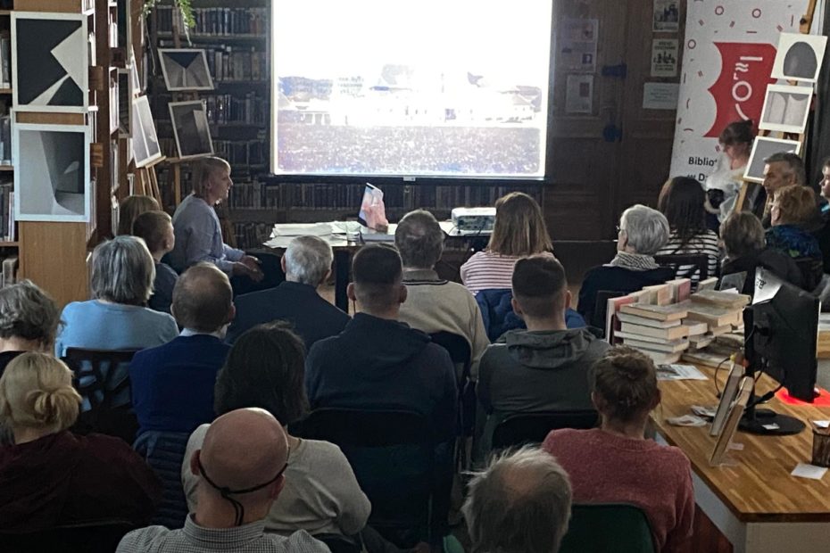 fotografia z prelekcji; na fotografii czytelnicy