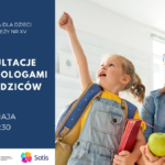 Plakat informujący o konsultacjach z psychologami dla rodziców w Bibliotece dla Dzieci i Młodzieży nr XV. Po lewej granatowe tło z napisem: „Konsultacje z psychologami dla rodziców, 7 maja, 16:30”. Po prawej zdjęcie uśmiechniętej kobiety i dziewczynki z plecakiem, trzymającej książkę i jabłko.