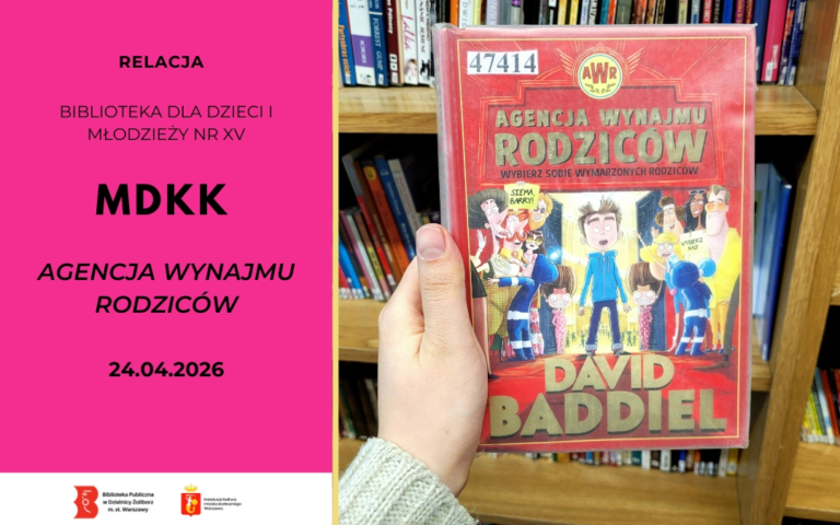 Po lewo na różowym tle czarny tekst: Relacja. Biblioteka dla Dzieci i Młodzieży. MDKK. Agencja Wynajmu rodziców. 24.04.2026. Niżej na białym tle logo Biblioteki Publiczbej w Dzielnicy Żoliborz m.st. Warszawy oraz Instytucja Kultury m.st. Warszawy. Po prawo zdjęcie. Dłoń trzyma książkę „Agencja Wynajmu Rodziców” Davida Baddiela w czerwonej okładce z ilustracją chłopca otoczonego kolorowymi postaciami; w tle widać drewniane regały pełne książek w bibliotece.