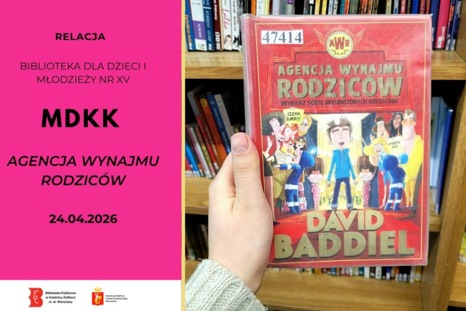 Po lewo na różowym tle czarny tekst: Relacja. Biblioteka dla Dzieci i Młodzieży. MDKK. Agencja Wynajmu rodziców. 24.04.2026. Niżej na białym tle logo Biblioteki Publiczbej w Dzielnicy Żoliborz m.st. Warszawy oraz Instytucja Kultury m.st. Warszawy. Po prawo zdjęcie. Dłoń trzyma książkę „Agencja Wynajmu Rodziców” Davida Baddiela w czerwonej okładce z ilustracją chłopca otoczonego kolorowymi postaciami; w tle widać drewniane regały pełne książek w bibliotece.