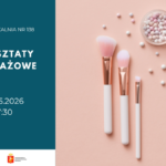 Plakat warsztatów makijażowych w Wypożyczalni nr 138. Po lewej ciemnozielone tło z tekstem: „Warsztaty makijażowe, 27.05.2026, 17:30”. Po prawej zdjęcie pędzli do makijażu i kuleczek kosmetycznych na jasnoróżowym tle.
