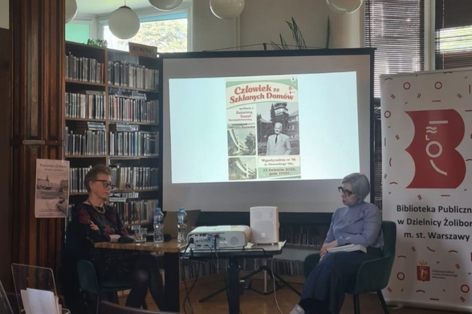 fotografia gości spotkania autorskiego we wnętrzu biblioteki