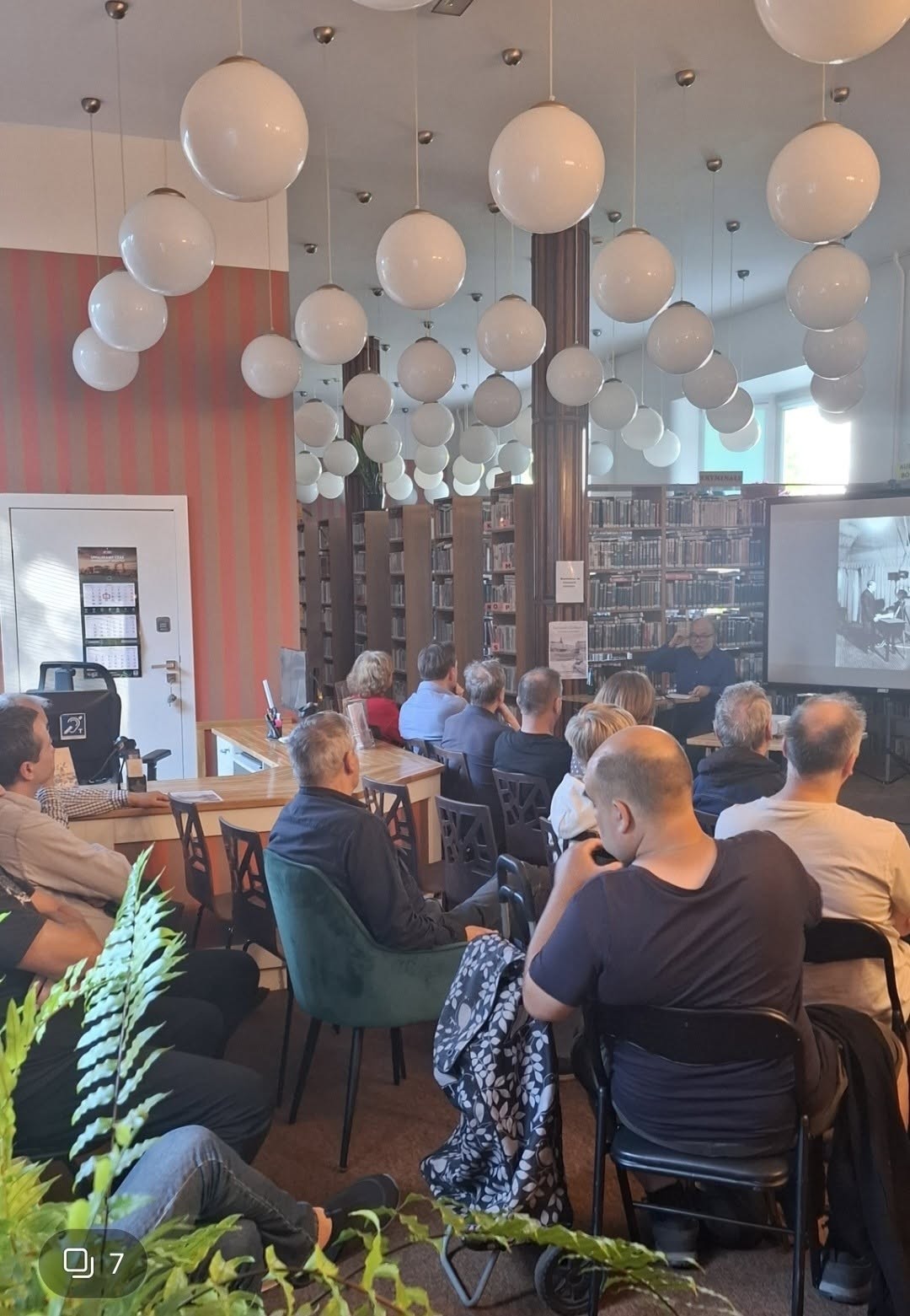 Zgromadzona publiczność na prelekcji Pana Lemańskiego pt " Historia polskiego radia i telewizji".