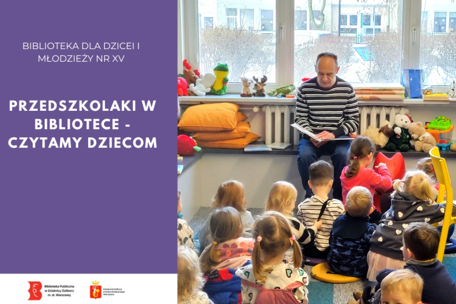 Grafika o nazwie „obrazek wyróżniający na stronę Broniewskiego (23).jpg” jest podzielona pionowo na dwie części. Lewa strona ma fioletowe tło z białym tekstem w języku polskim. W górnej części widnieje napis „BIBLIOTEKA DLA DZIECI I MŁODZIEŻY NR XV”, a poniżej, większymi literami: „PRZEDSZKOLAKI W BIBLIOTECE - CZYTAMY DZIECIOM”. W dolnym lewym rogu umieszczono logotypy: po lewej stronie logo Biblioteki Publicznej w Dzielnicy Żoliborz z czerwoną literą „B” i napisem „Biblioteka Publiczna w Dzielnicy Żoliborz m. st. Warszawy”, a po prawej stronie herb m. st. Warszawy – Syrenka i napis „Instytucja Kultury m. st. Warszawy”. Prawa strona grafiki to kolorowe zdjęcie, na którym widać grupę małych dzieci siedzących tyłem na dywanie w pomieszczeniu przypominającym przedszkole lub świetlicę biblioteczną. Dzieci są skupione i patrzą przed siebie. Na wprost nich, na ławce pod oknem, siedzi mężczyzna w pasiastym swetrze i czyta otwartą książkę. Na parapetach i ławce w tle widać liczne pluszowe maskotki, poduszki i zabawki, w tym misie, żaby i renifery. Przez duże okna w tle widać podwórko i budynki.