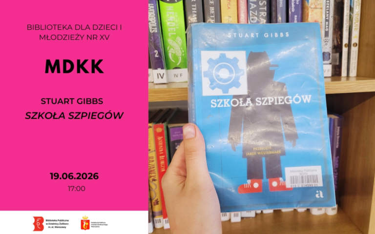 Grafika o spotkaniu Młodzieżowego Dyskusyjnego Klubu Książki (MDKK). Po lewej stronie, na różowym tle, znajdują się napisy: „BIBLIOTEKA DLA DZIECI I MŁODZIEŻY NR XV”, „MDKK”, „STUART GIBBS SZKOŁA SZPIEGÓW” oraz data spotkania: „19.06.2026 17:00”. Na dole widoczne są logotypy Biblioteki Publicznej w Dzielnicy Żoliborz m.st. Warszawy oraz Instytucji Kultury m.st. Warszawy. Po prawej stronie zdjęcie dłoni trzymającej książkę „Szkoła szpiegów” Stuarta Gibbsa na tle regału z książkami.