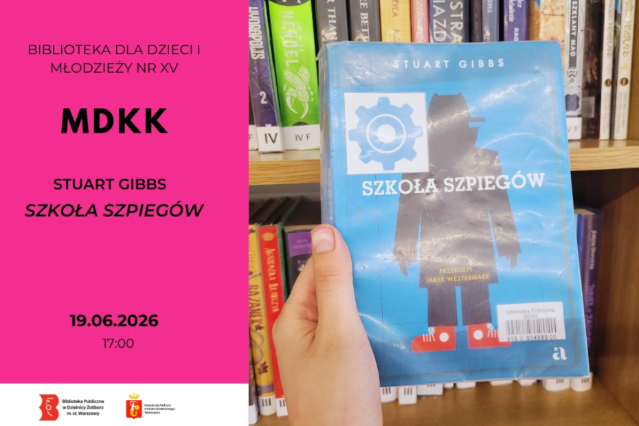 Grafika o spotkaniu Młodzieżowego Dyskusyjnego Klubu Książki (MDKK). Po lewej stronie, na różowym tle, znajdują się napisy: „BIBLIOTEKA DLA DZIECI I MŁODZIEŻY NR XV”, „MDKK”, „STUART GIBBS SZKOŁA SZPIEGÓW” oraz data spotkania: „19.06.2026 17:00”. Na dole widoczne są logotypy Biblioteki Publicznej w Dzielnicy Żoliborz m.st. Warszawy oraz Instytucji Kultury m.st. Warszawy. Po prawej stronie zdjęcie dłoni trzymającej książkę „Szkoła szpiegów” Stuarta Gibbsa na tle regału z książkami.