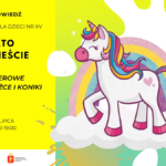 Kolorowy plakat zapowiadający wydarzenie dla dzieci w Bibliotece dla Dzieci nr XV. Po prawej ilustracja uśmiechniętego jednorożca z tęczową grzywą stojącego na chmurze na tle tęczy. Po lewej żółte pole z informacją: „Lato w mieście – Papierowe jednorożce i koniki”, data 20 lipca, godz. 17.00–19.00. Na dole logotypy Biblioteki Publicznej i m.st. Warszawy.