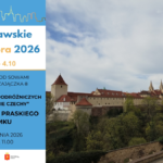 Plakat promujący wydarzenie w ramach Warszawskich Dni Seniora. Po lewej stronie na niebieskim tle napis Warszawskie Dni Seniora 2026 roku, w dniach 12 września do 4 października, poniżej Czytelnia Pod Sowami ul. Gen. Zajączka 8 oraz tytuł wydarzenia cykl spotkań podróżniczych “Oczywiście Czechy” Tajemnice praskiego zamku, w dniu 15 września o godzinie 11.00. Na ilustracji panorama Zameku Praskiego, znany również jako Zamek na Hradczanach, ikoniczny kompleks zamkowy w sercu Pragi, stolicy Czech.