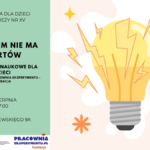 Plakat warsztatów naukowych dla dzieci „Z prądem nie ma żartów” w Bibliotece dla Dzieci i Młodzieży nr XXV. Warsztaty odbędą się 25 sierpnia o godz. 17:00 przy ul. Broniewskiego 9A. Grafika przedstawia kolorową żarówkę z błyskawicami.
