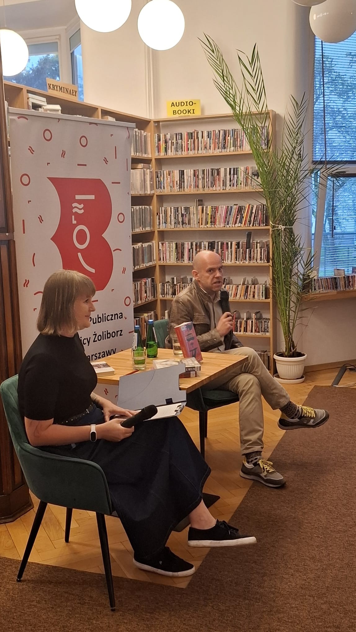 witold szabłowski, prowadząca , biblioteka , spotkanie autorskie
