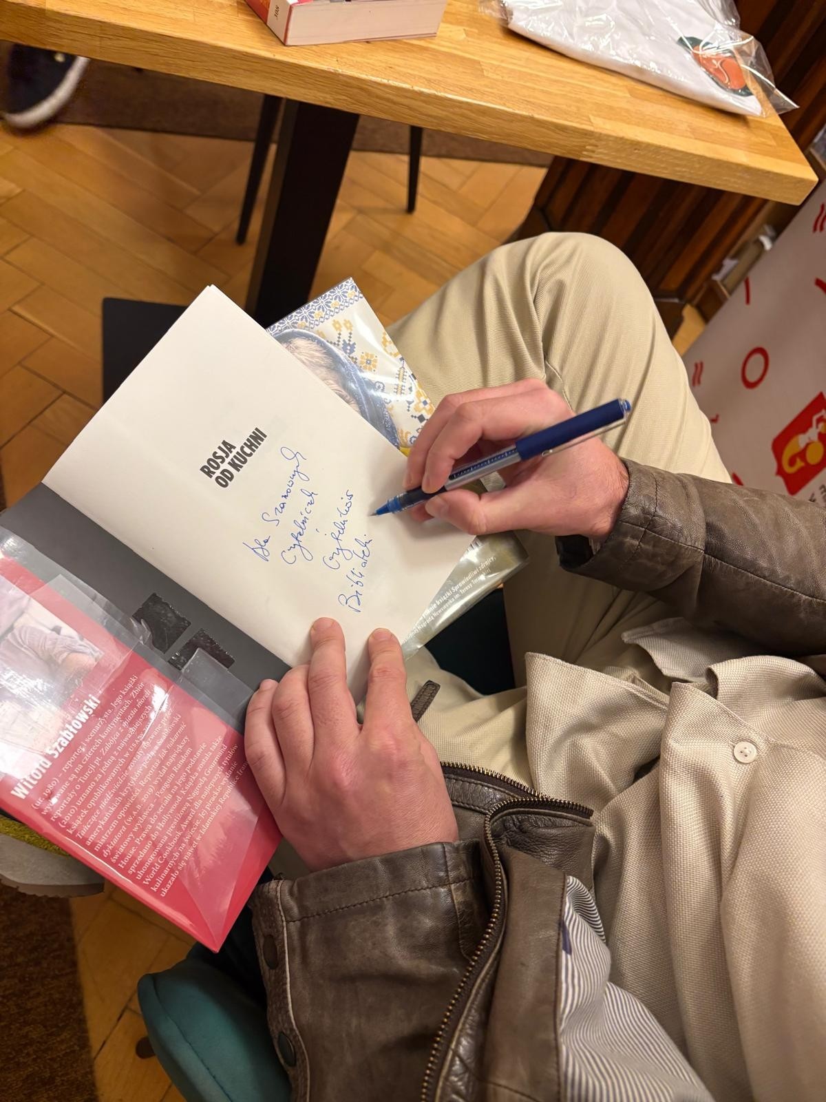 witold szabłowski podpisuje swoją książkę