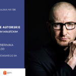 Plakat zapraszający na spotkanie autorskie z Robertem Małeckim, które odbędzie się 21 października o godz. 18.00 w Wypożyczalni nr 138 przy ul. Broniewskiego 9A. Po prawej stronie znajduje się portret autora w czarnym stroju i okularach, na ciemnym tle.