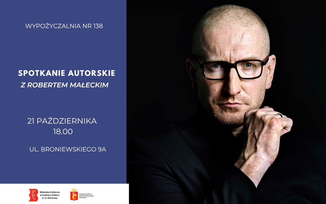 Plakat zapraszający na spotkanie autorskie z Robertem Małeckim, które odbędzie się 21 października o godz. 18.00 w Wypożyczalni nr 138 przy ul. Broniewskiego 9A. Po prawej stronie znajduje się portret autora w czarnym stroju i okularach, na ciemnym tle.