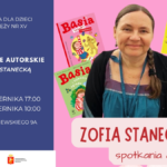 Plakat zapraszający na spotkania autorskie z Zofią Stanecką w Bibliotece dla Dzieci i Młodzieży nr XV przy ul. Broniewskiego 9A. Spotkania odbędą się 28 października o godz. 17.00 oraz 29 października o godz. 10.00. Na różowym tle znajduje się zdjęcie autorki oraz okładki książek z serii o Basi.