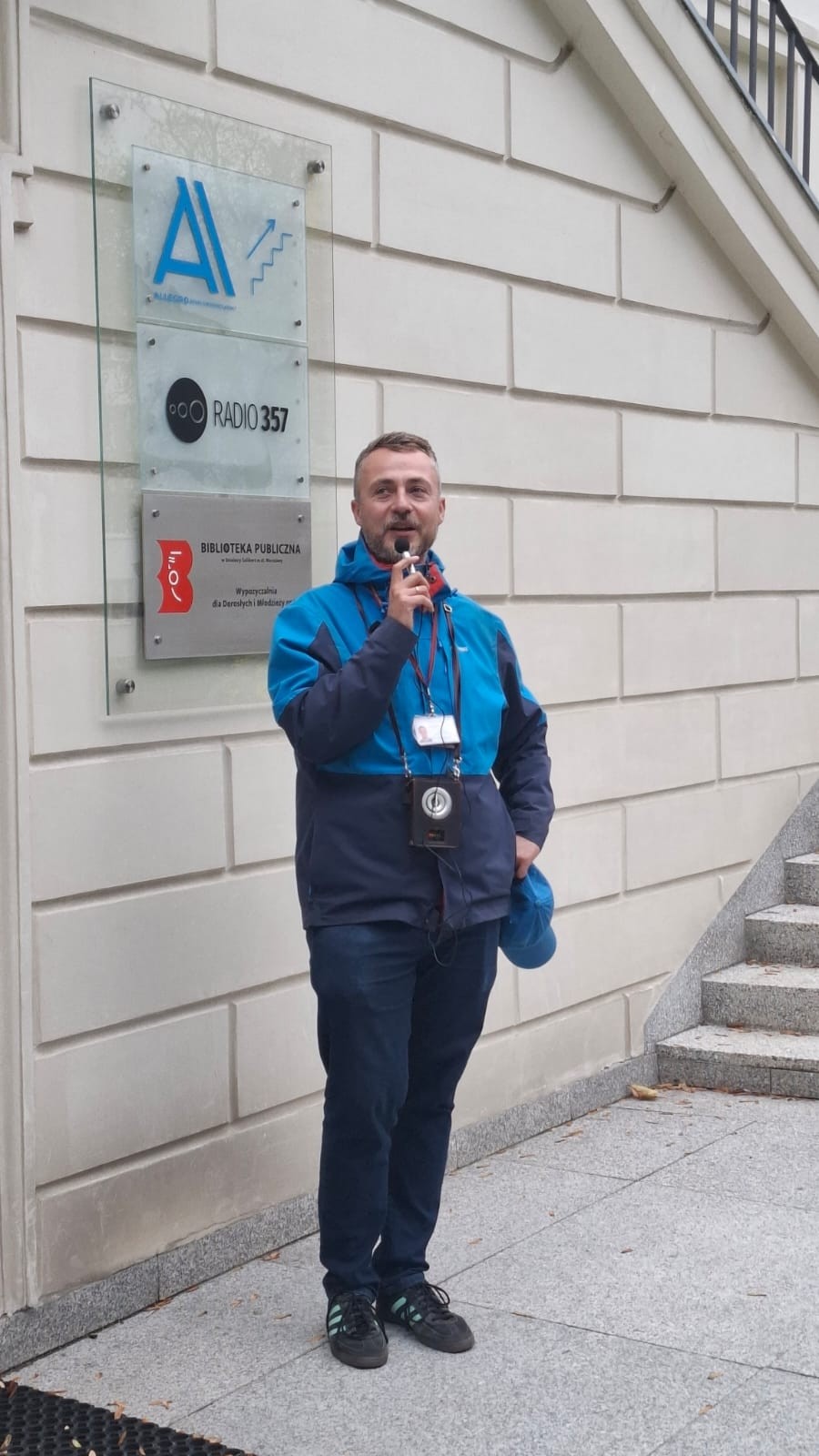 Grafika przedstawiająca Pana Marcina Strachotę, który poprowadził spacer "Literacki Żoliborz"