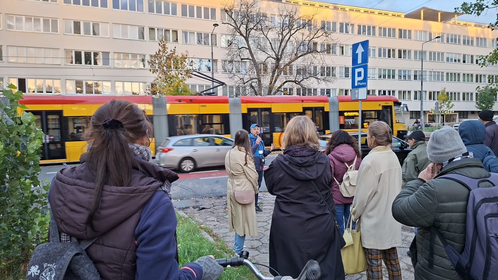 grafika przedstawiająca uczestników spaceru "Literacki Żoliborz"