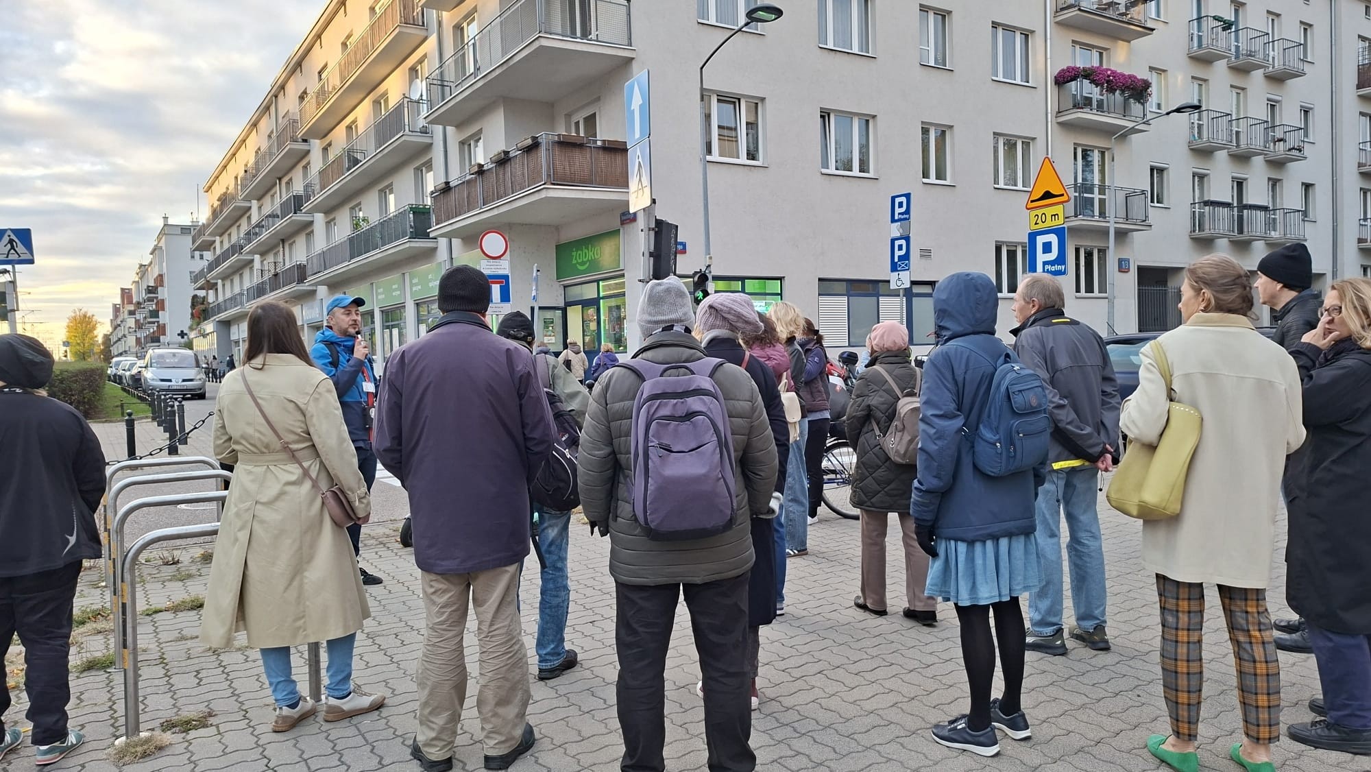 grafika przedstawiająca uczestników spaceru "Literacki Żoliborz"