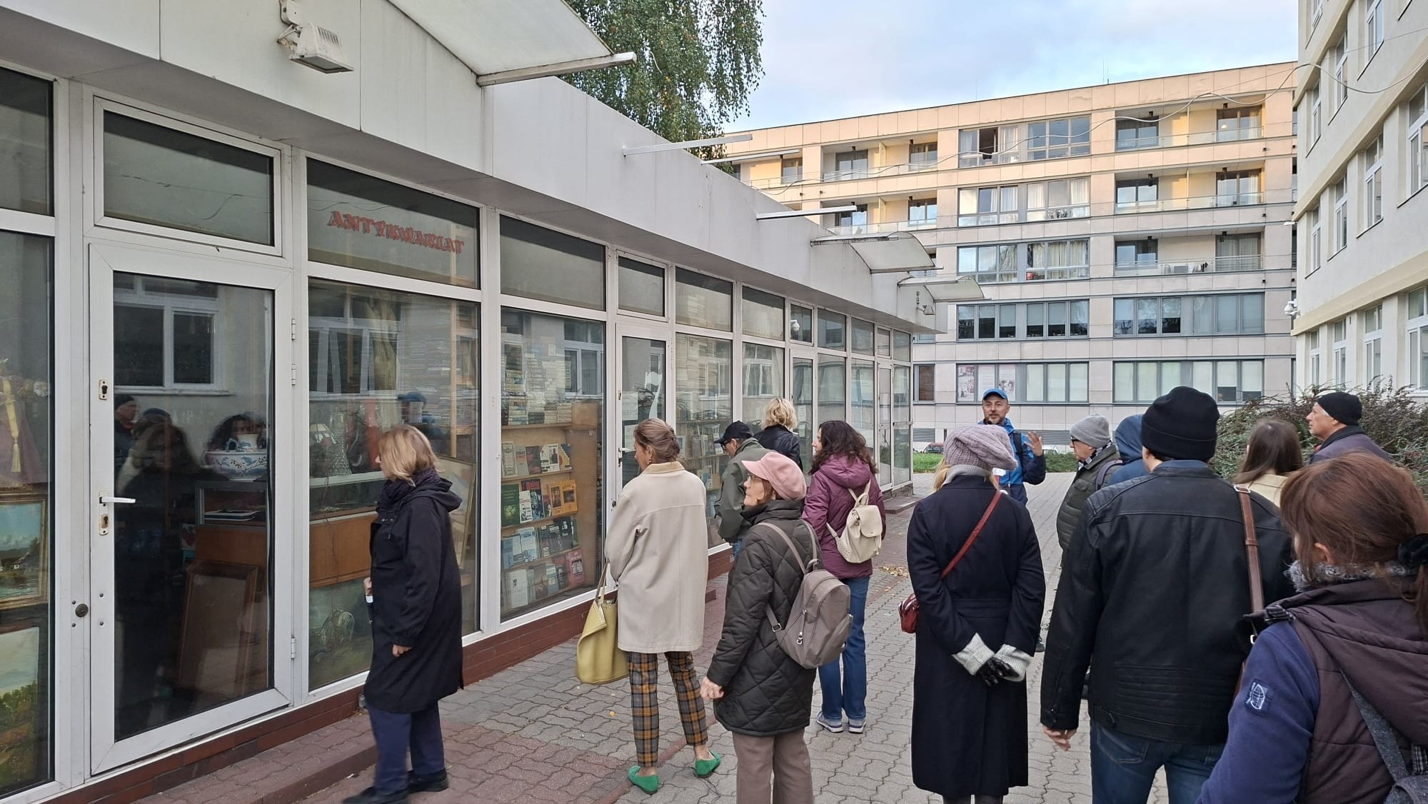 grafika przedstawiająca uczestników spaceru "Literacki Żoliborz"