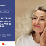Plakat informujący o spotkaniu autorskim z Ireną Wielochą – Kobieta Zawsze Młoda w Czytelni Pod Sowami, spotkanie w dniu 28 października 2026 roku o godzinie.18.00. Po prawej stronie plakatu na beżowym tle starsza Pani w okularach o długich siwych włosach, ciepłym spojrzeniu i serdecznym uśmiechu.