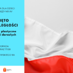Grafika promocyjna podzielona na dwie części. Po prawej stronie znajduje się zdjęcie białego i czerwonego materiału przypominającego flagę Polski. Po lewej stronie, na jasnoniebieskim tle, umieszczono czarny napis: „Biblioteka dla Dzieci i Młodzieży nr XV. Święto Niepodległości. Warsztaty plastyczne dla dzieci i dorosłych. 5 listopada, godz. 16:00 oraz 17:00, ul. Broniewskiego 9A”. W lewym dolnym rogu znajdują się logotypy Biblioteki Publicznej w Dzielnicy Żoliborz m.st. Warszawy oraz m.st. Warszawy.