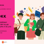 Plakat zapraszający na spotkanie Młodzieżowego Dyskusyjnego Klubu Książki dla młodzieży w wieku 11–16 lat. Po lewej stronie, na różowym tle, widnieją informacje: „Relacja”, „Biblioteka dla Dzieci nr XV”, „MDKK – Młodzieżowy Dyskusyjny Klub Książki (grupa 11–16 lat)”, a także data 30 października i godzina 17:00. Po prawej stronie znajduje się ilustracja czworga młodych osób z książkami, w tle unoszą się kolorowe książki i abstrakcyjne kształty. Na dole umieszczono logotypy Biblioteki Publicznej w Dzielnicy Żoliborz m.st. Warszawy oraz Instytucji kultury miasta stołecznego Warszawy.
