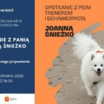 grafika wyróżniająca przedstawiająca białego psa biegnącego po plaży oraz napis "Spotkanie z psim trenerem i behawiorystą, Joanną Śnieżko, oraz data i czas spotkania 29.10.2026. godz. 18.00"